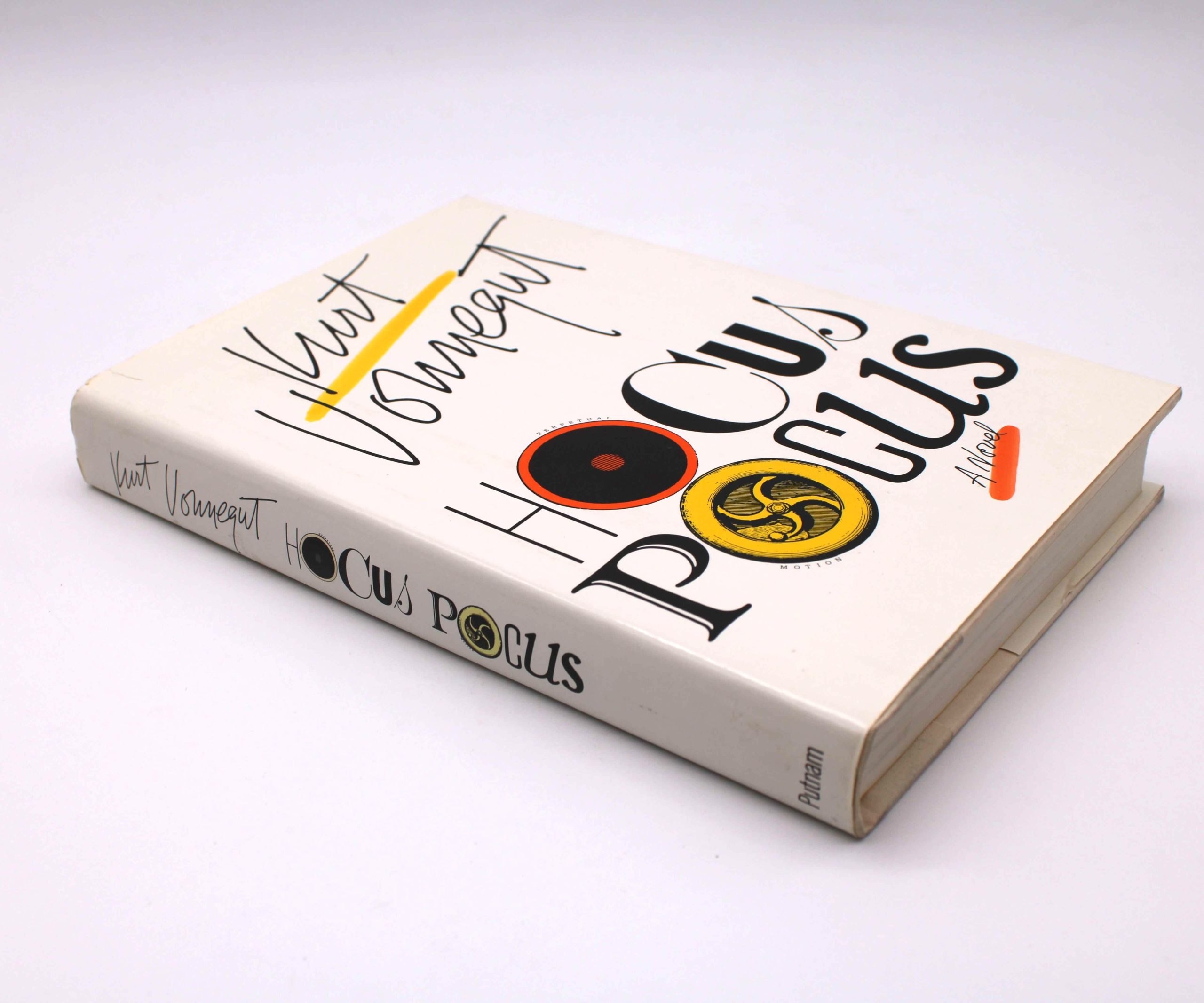 Hocus Pocus. By Kurt Vonnegut. First Trade Edition, First Printing. Putnam. New York, 1990. - Image 4