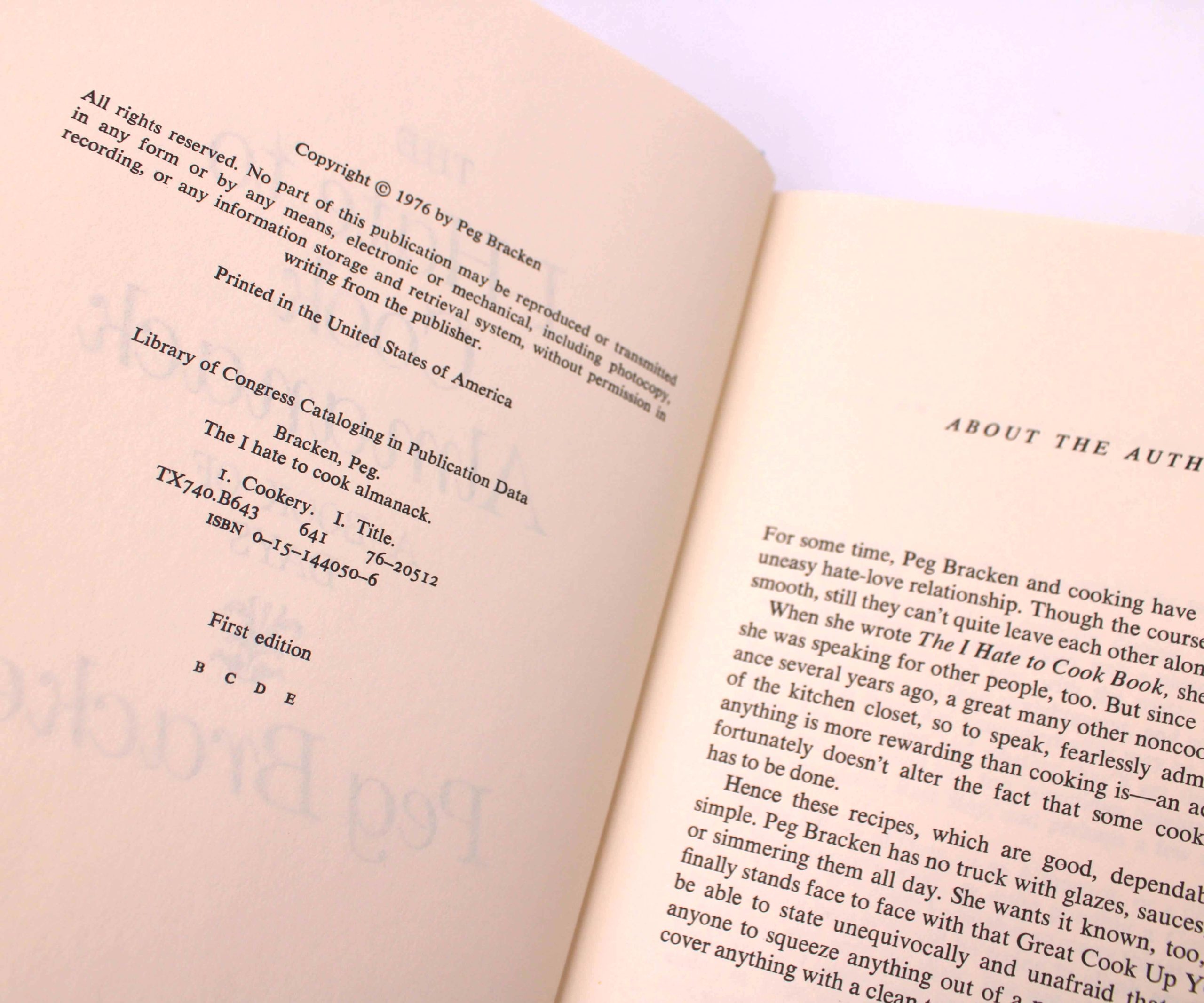 I Hate to Cook Almanack. Signed by Peg Bracken. First Edition, First Printing. Harcourt, Brace, Jovanovich. New York, 1976. - Image 8